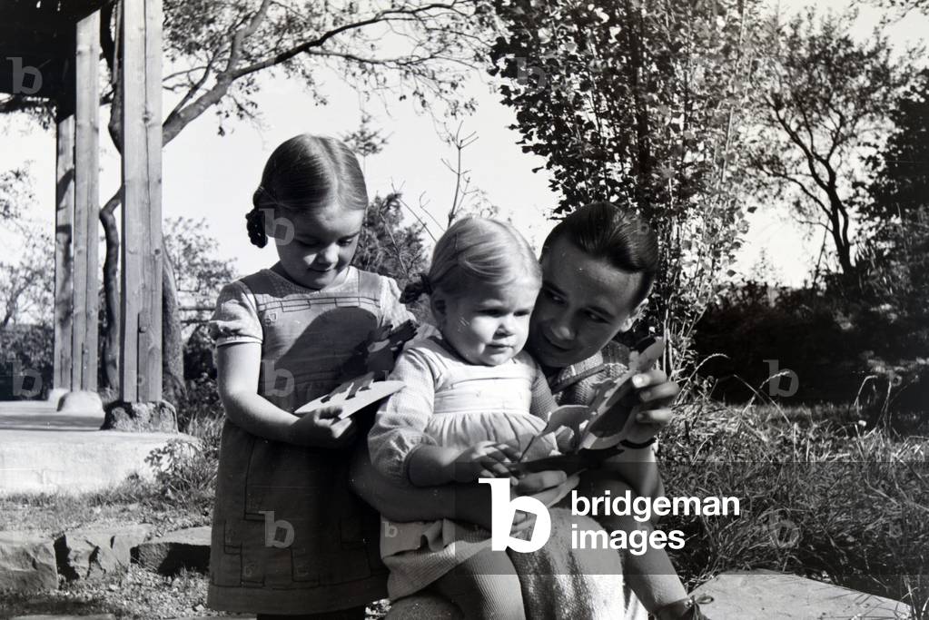 Magda Heller, who founded the company Heller Kunst in the Eifel together with her husband Georg, with their daughters in front of the family business, Germany 1930s (b/w photo)
