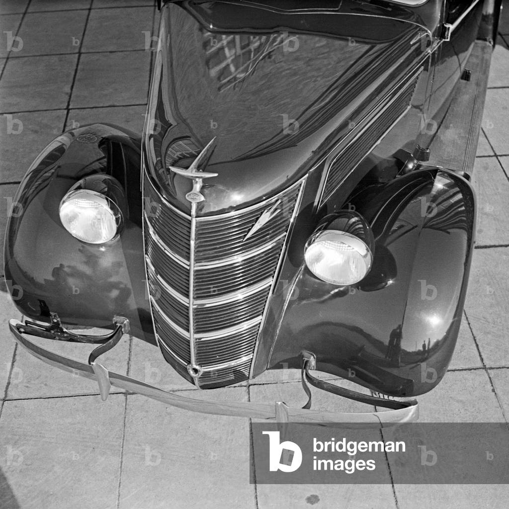 Bonnet of a Ford V8, Germany 1930s (b/w photo)