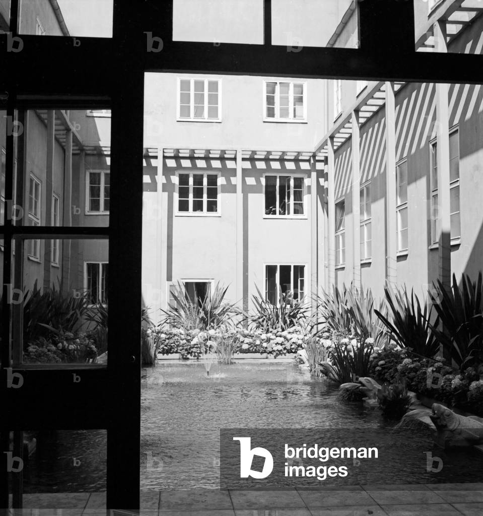 Courtyard inside the Stadtbad swimming pool in Chemnitz which was planned in 1925, Germany 1930s (b/w photo)