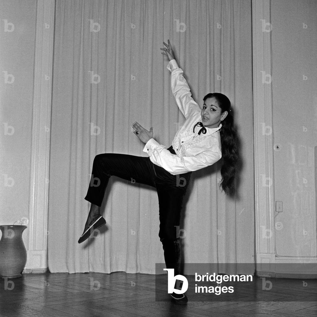 A female Indian artist doing dance rehearsals, Germany 1950s