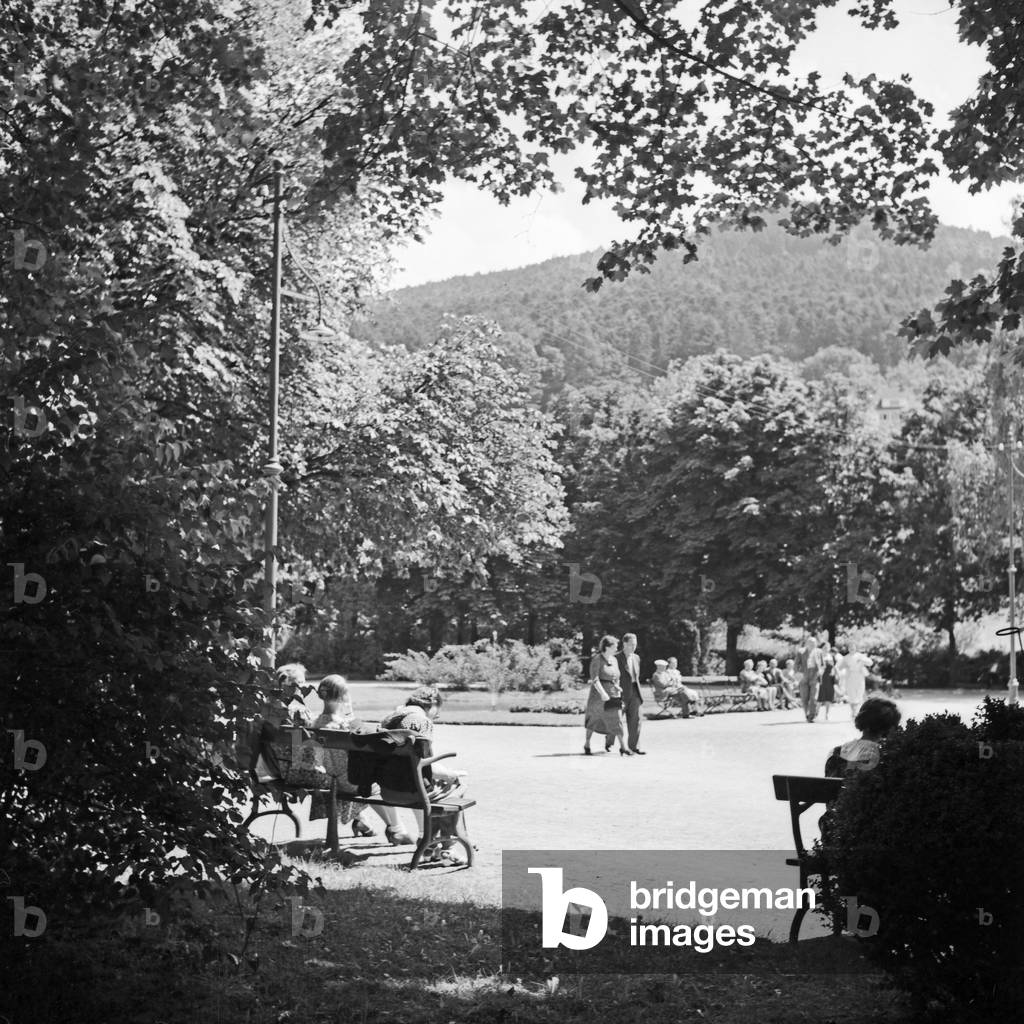 Spa guests at a spa garden, Germany 1930s (b/w photo)