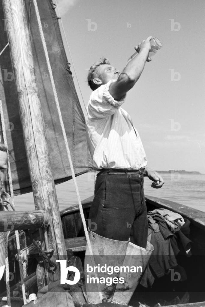 Summer vacations on the Baltic Sea, Germany 1930s (b/w photo)