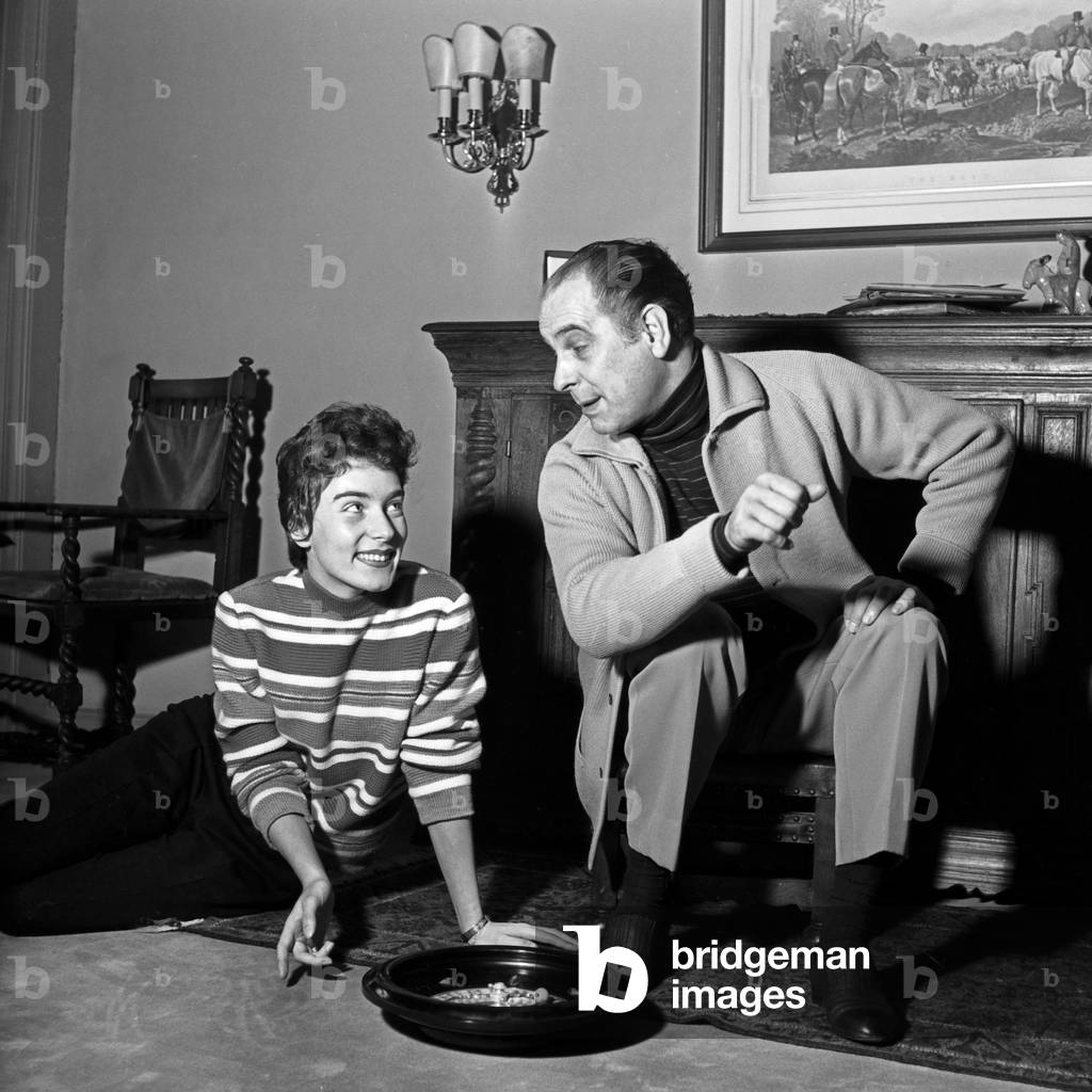 German schlager singer Melitta Berg sitting in the living room chatting with her composer, Germany 1950s