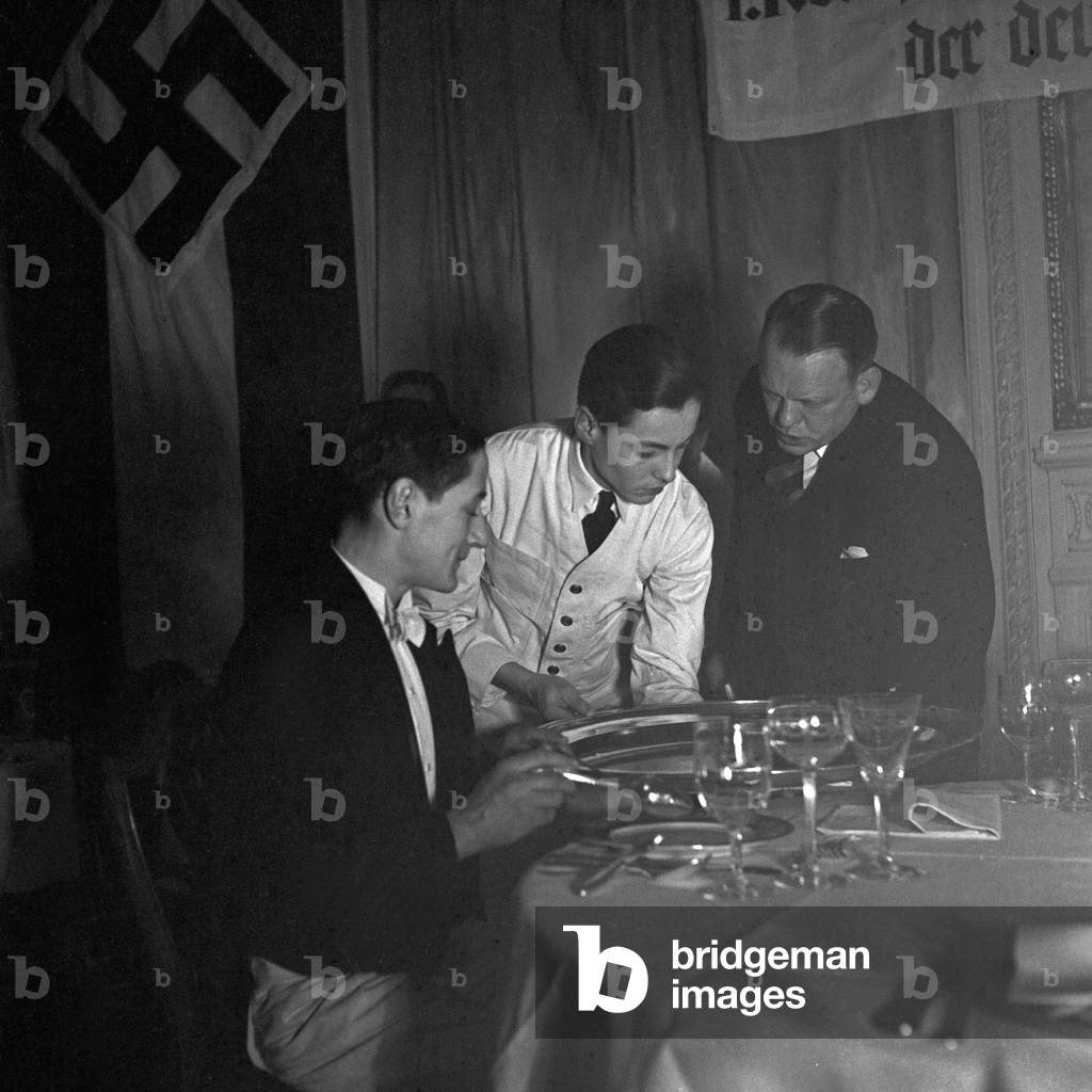 A trainee of a restaurant is examined at the Reichsberufswettkampf contest 1937, Germany 1930s (b/w photo)