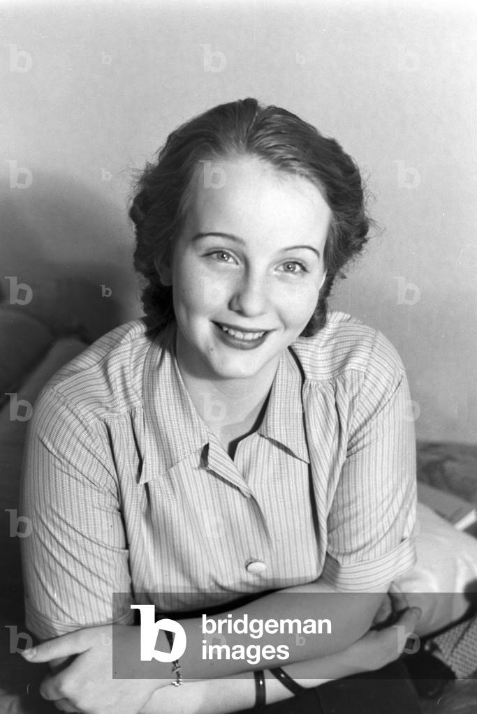 Portrait of the princess of carnival in Mainz 1938, on the occasion of the 100th anniversary of the leading local carnival association, at home in Nieder-Olm (b/w photo)