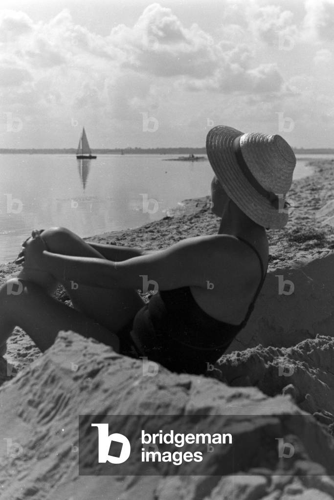 Having fun near Laboe on the shore of the Baltic Sea, Germany 1930s (b/w photo)