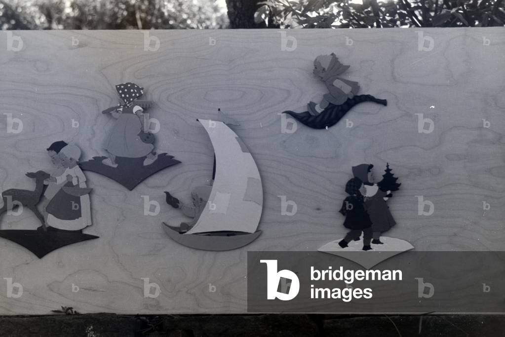 Painted wooden figures with different fairytale characters produced by the company Heller Kunst in the Eifel, Germany 1930s (b/w photo)