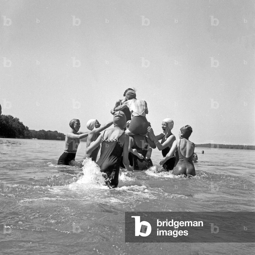 Watersports at the leisure camp of the Deutsche Arbeitsfront at the Lake Werbellinsee in Altenhof, Brandenburg, 1930s (b/w photo)