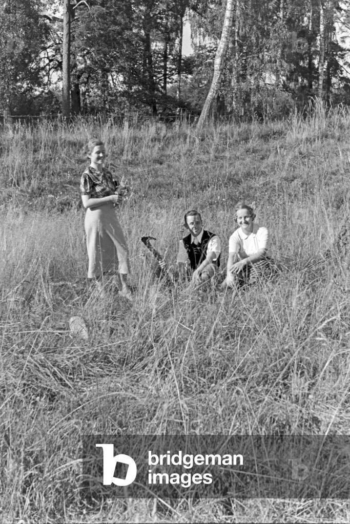 A couple and their friend wandering through the Maerkische Landschaft area near Berlin, Germany 1930s (b/w photo)