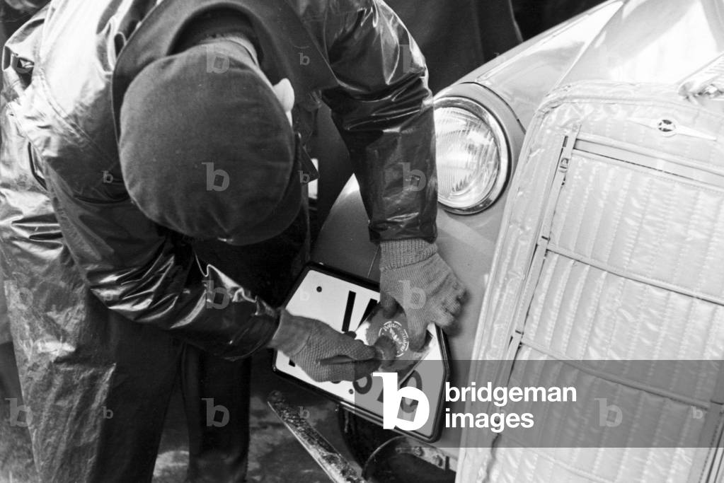 With the new car to the register, Germany 1930s (b/w photo)