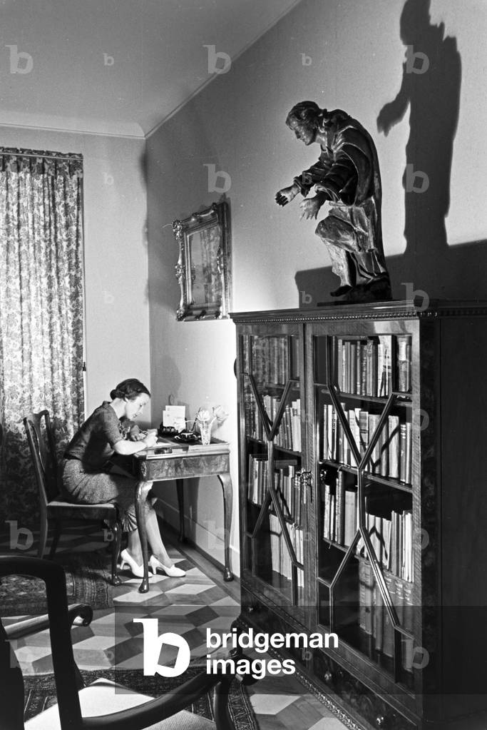 Relaxation in Hotel Wehrle in Triberg during a journey to the Black Forest, Germany 1930s (b/w photo)
