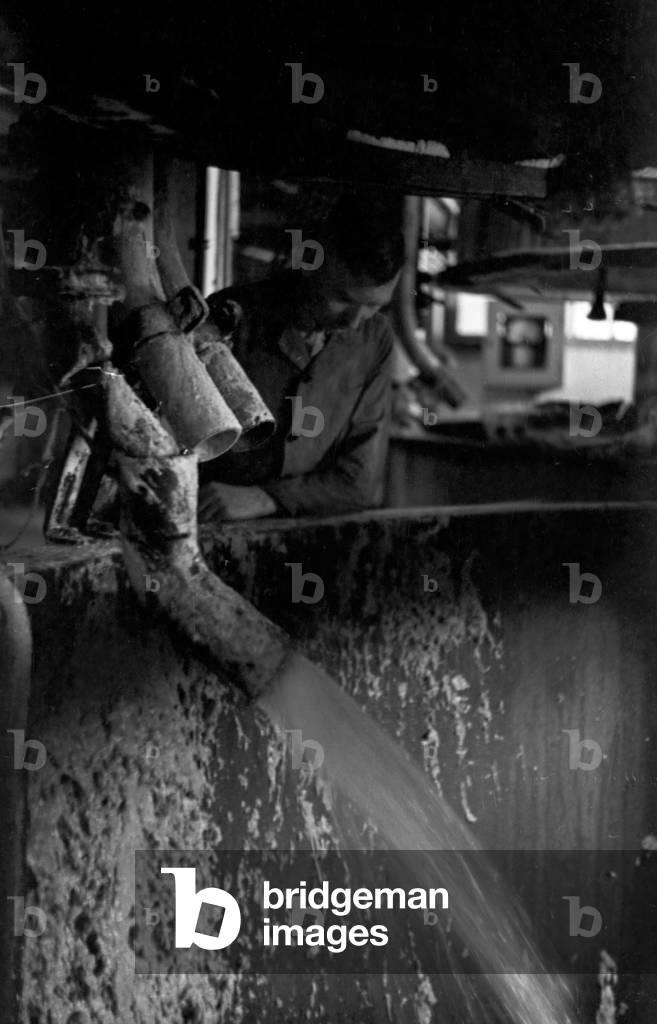 Liquid paraffine slack wax floating into a silo of the Deutsche Fettsäurewerke and Maerkische Seifenindustrie company at Witten, Germany 1930s (b/w photo)