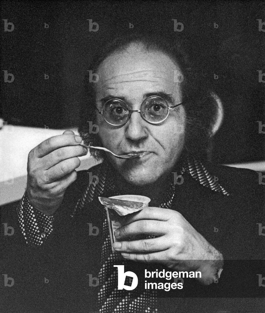 German journalist Dr Alfred Biolek as editor at Westdeutscher Rundfunk Cologne, eating a yoghurt, ca 1976