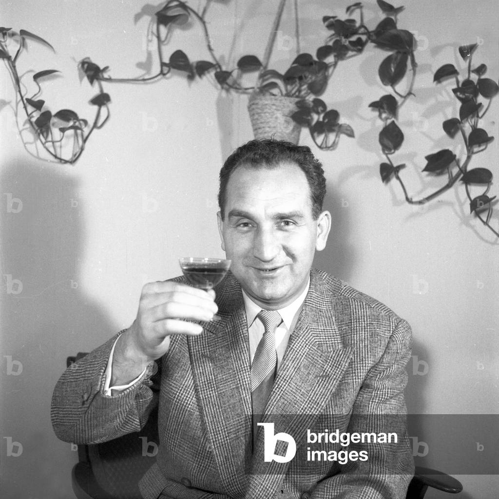 German composer and zither player Alfons Bauer with a file, Hamburg 1955