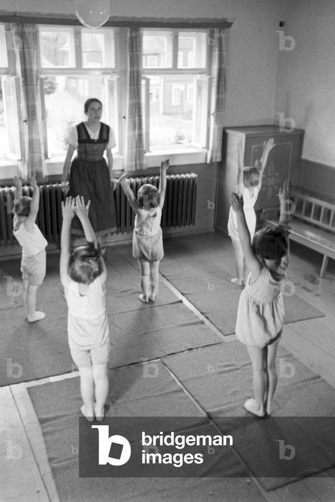 Toddlers in the kindergarten of the Fröbelhaus in Oberweißbach, Germany 1930s (b/w photo)