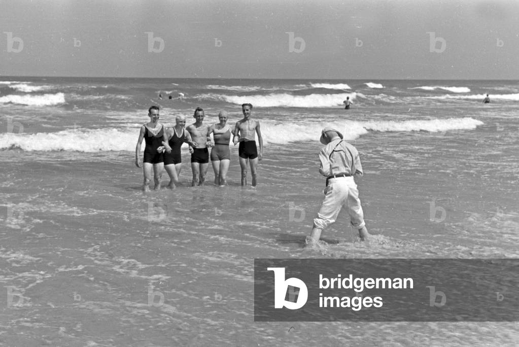 Photographer taking photos of swimmers on East Frisian island of Juist, Germany 1930s (b/w photo)