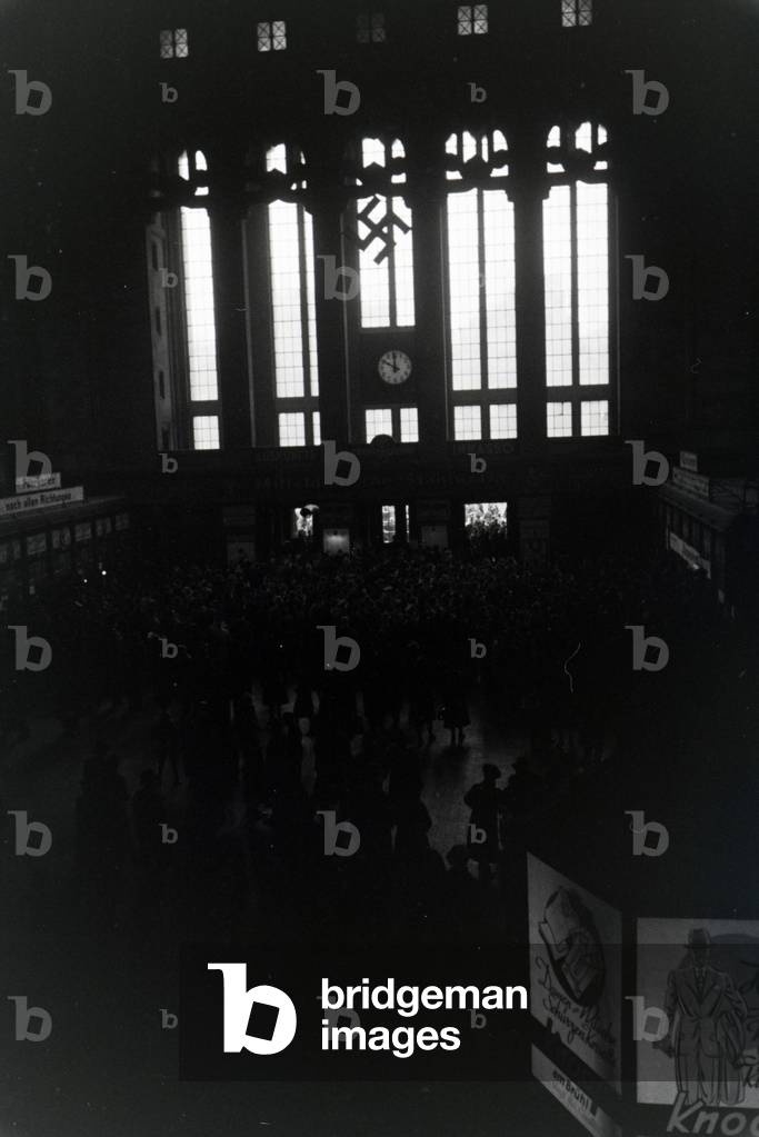 Visitors in the arrival hall of the central station of Leipzig on the way to the Leipziger Frühjahrsmesse, Germany 1941 (b/w photo)