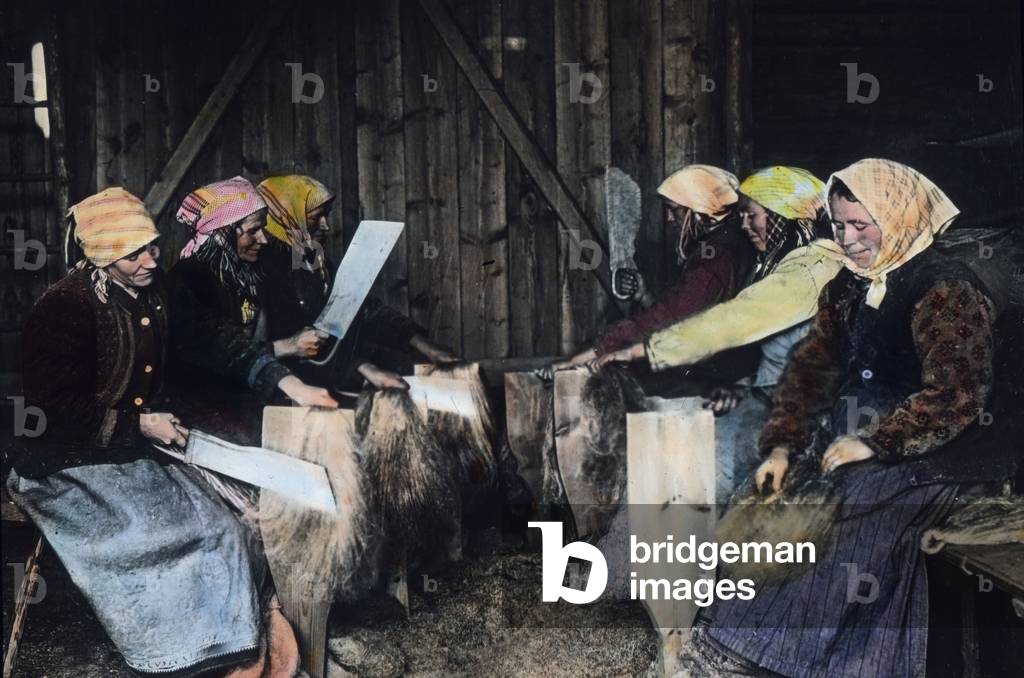 Sweden, Dalekarlien ( Dalarna ) province, woman at flax processing, image date: circa 1920. Carl Simon Archive
