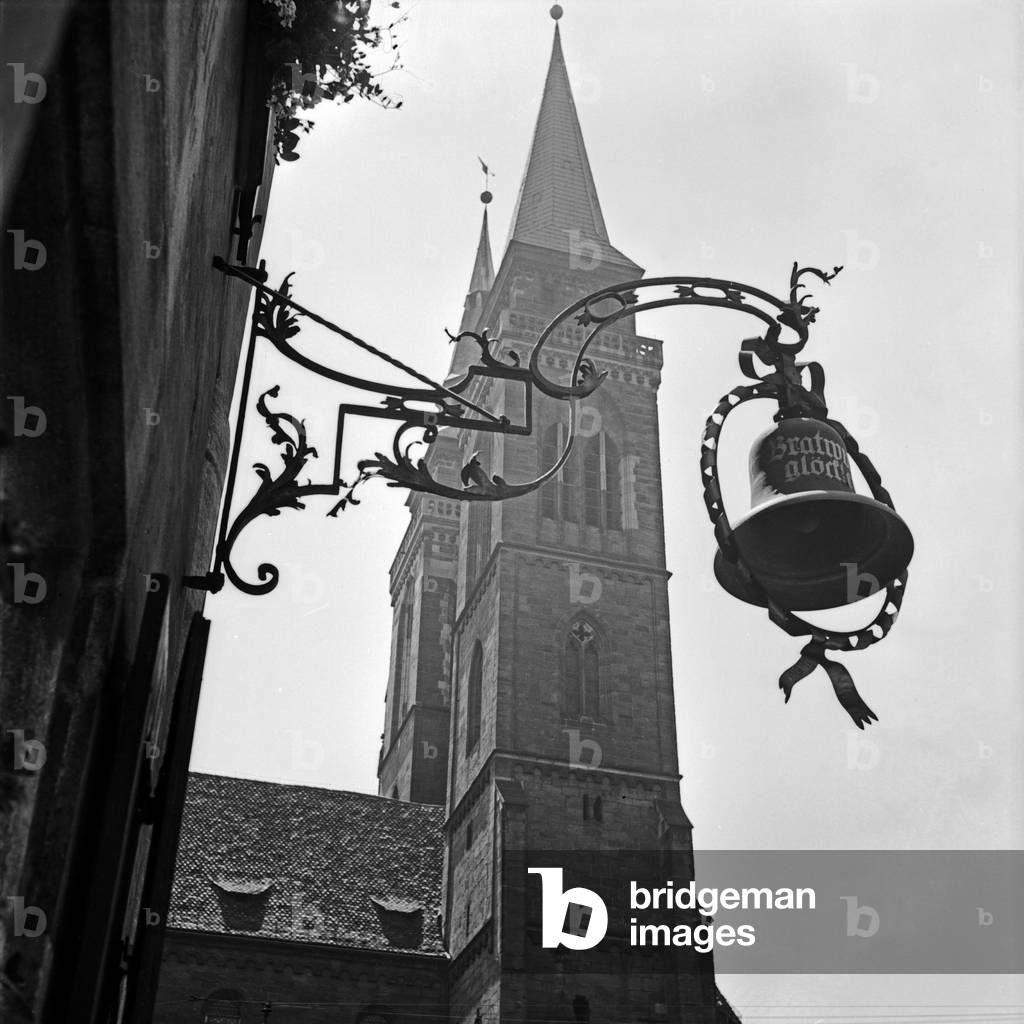 The St Sebald church and in front of it the sign of the restaurant 