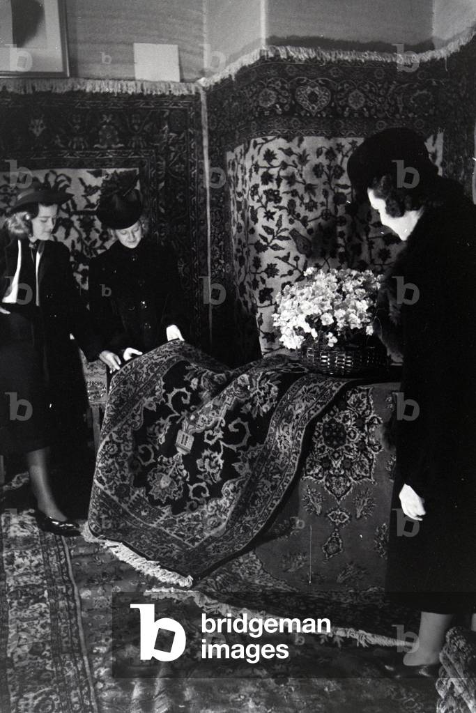 Visitors to a fair at a stand with Persian carpets, on the occasion of the Wiener Modewoche in the house of fashion 