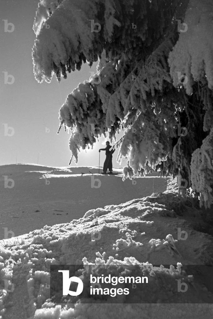 Ski tiourists at the skiing area around Oberhof in Thuringia, Germany 1930s (b/w photo)
