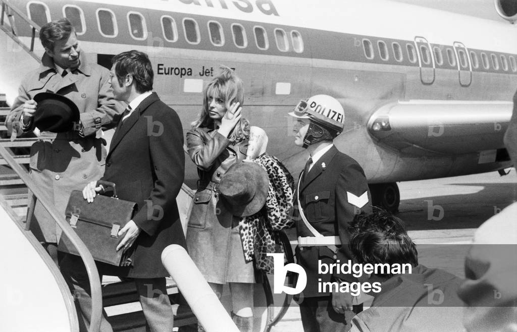 The married couple Dietmar Schönherr und Vivi Bach on arrival at the airport, Germany 1968