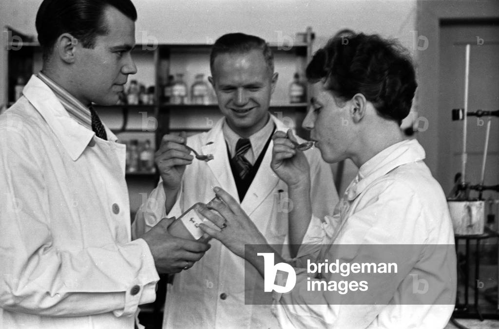 Sientific staff members of the Deutsche Fettsäurewerke and Maerkische Seifenindustrie company at Witten tasting margarine produced from coal, Germany 1930s (b/w photo)