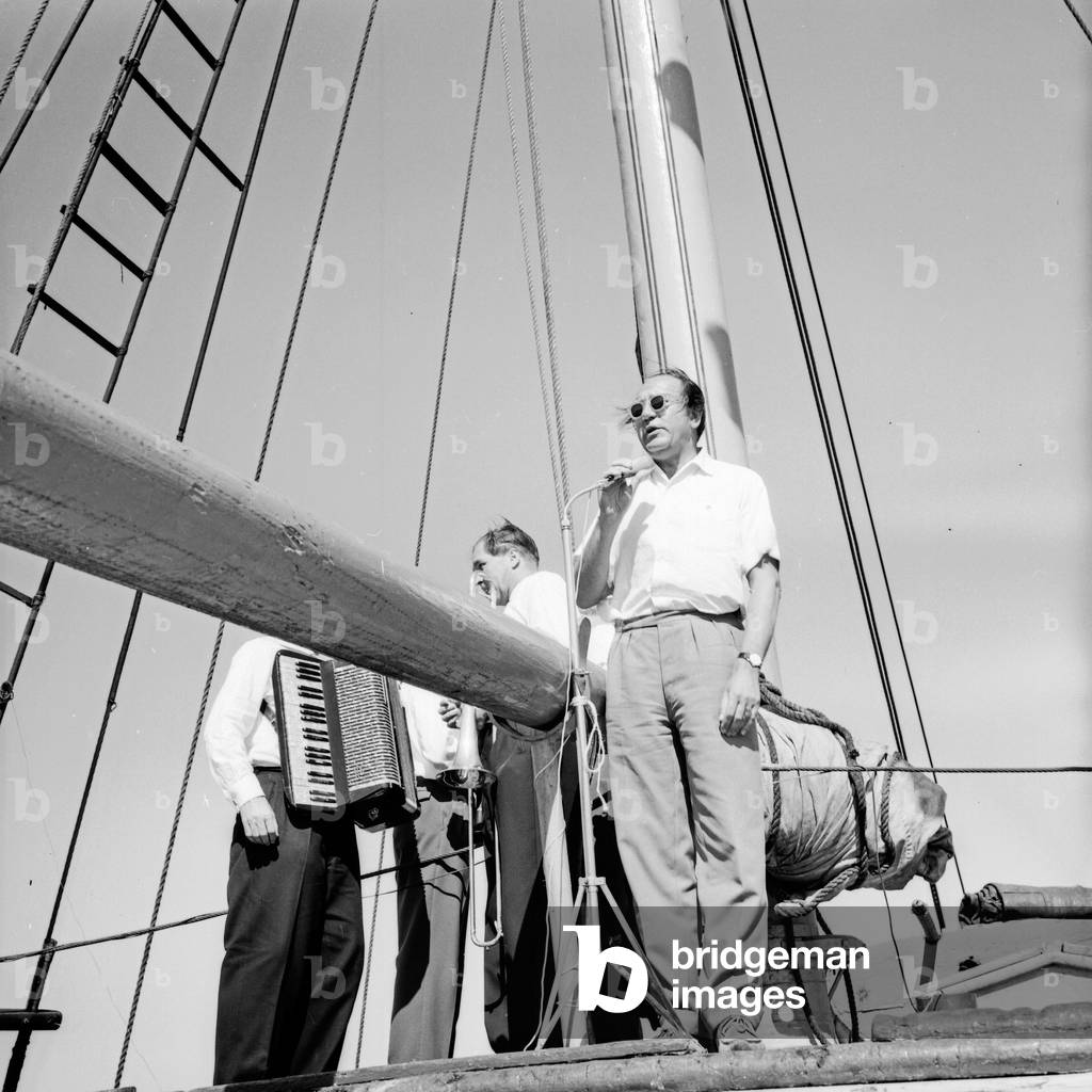 Voyagers and special guests on the Polydor ship 