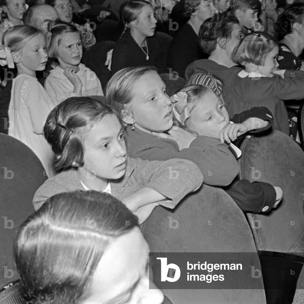Tension of the audience rising at the children's show at the Rose theatre at Berlin, Germany 1930s (b/w photo)