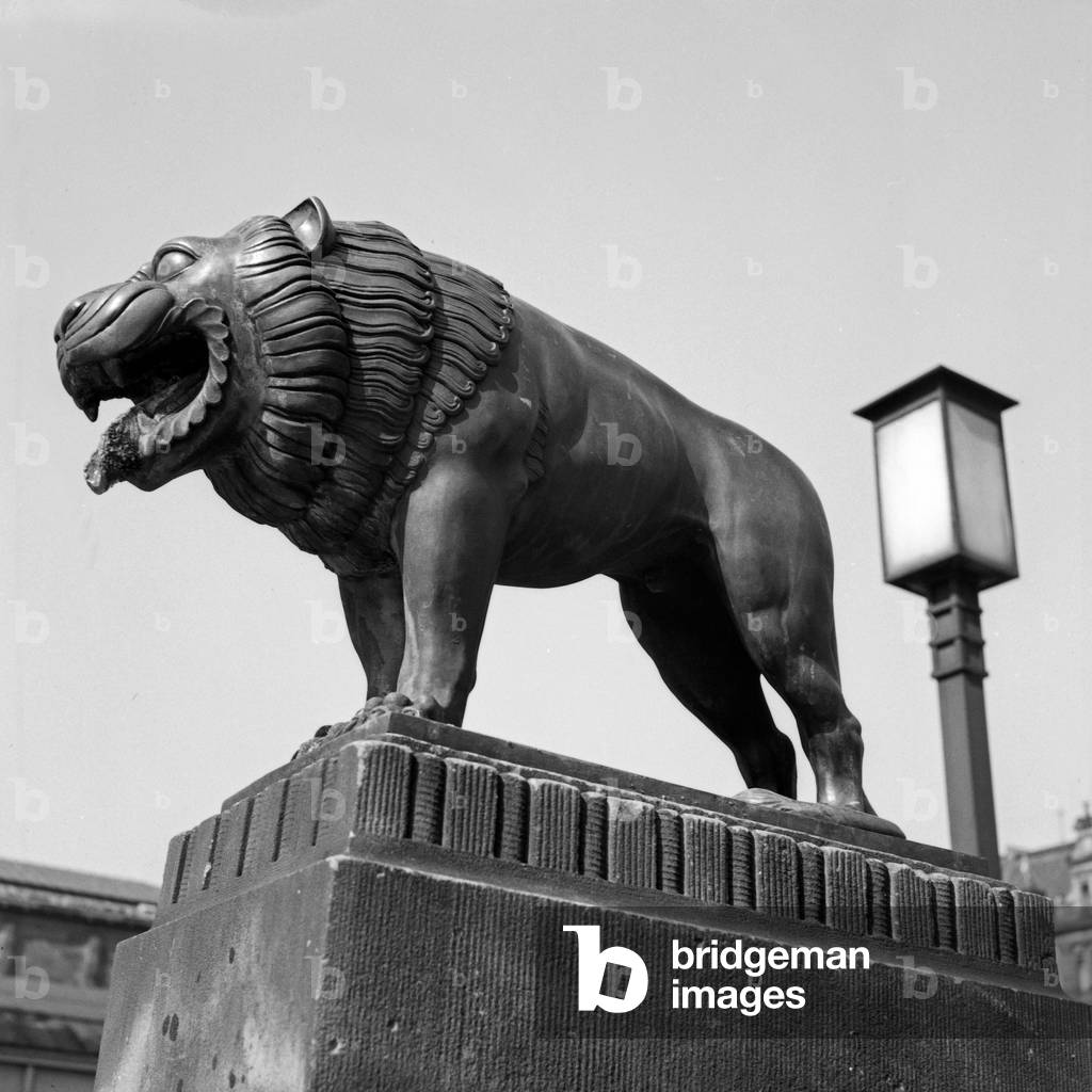 Lion sculpture in front of the Ludwigshafen museum, Germany 1930s (b/w photo)