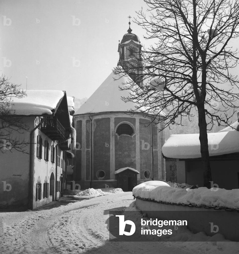 Winter vacation at the Arlberg area, Austria 1930s (b/w photo)