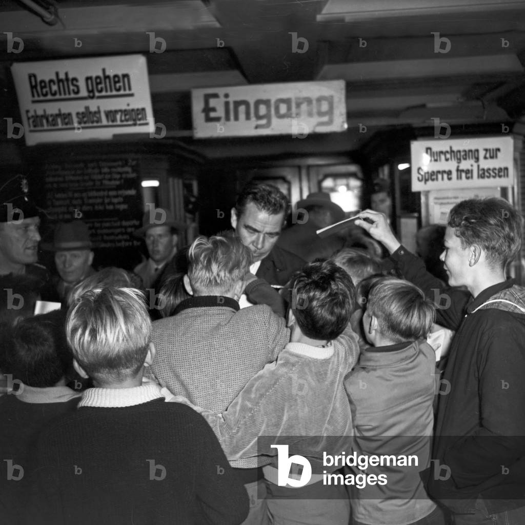 German entertainer and TV host Peter Frankenfeld and little autograph hunters, Germany 1950s
