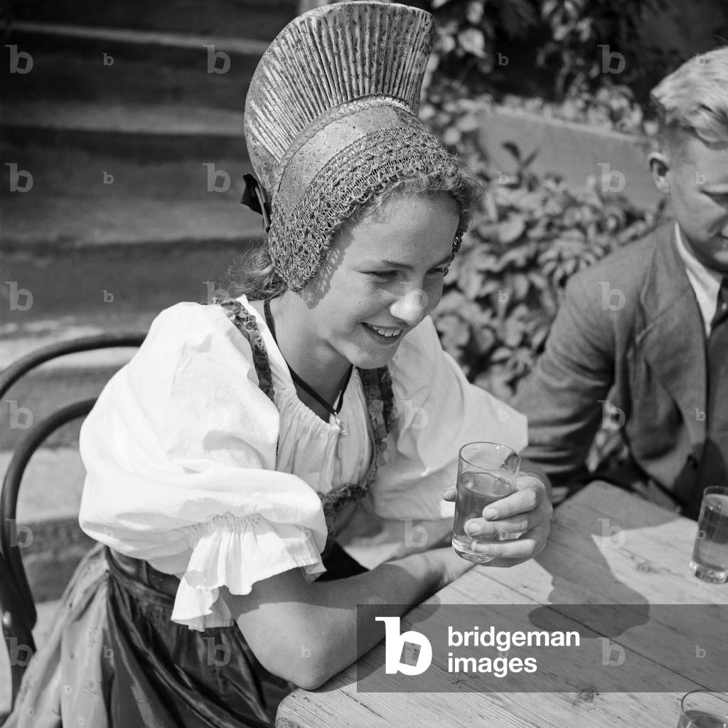 A young woman wearing the array of the Wachau area in Austria, Germany 1930s (b/w photo)