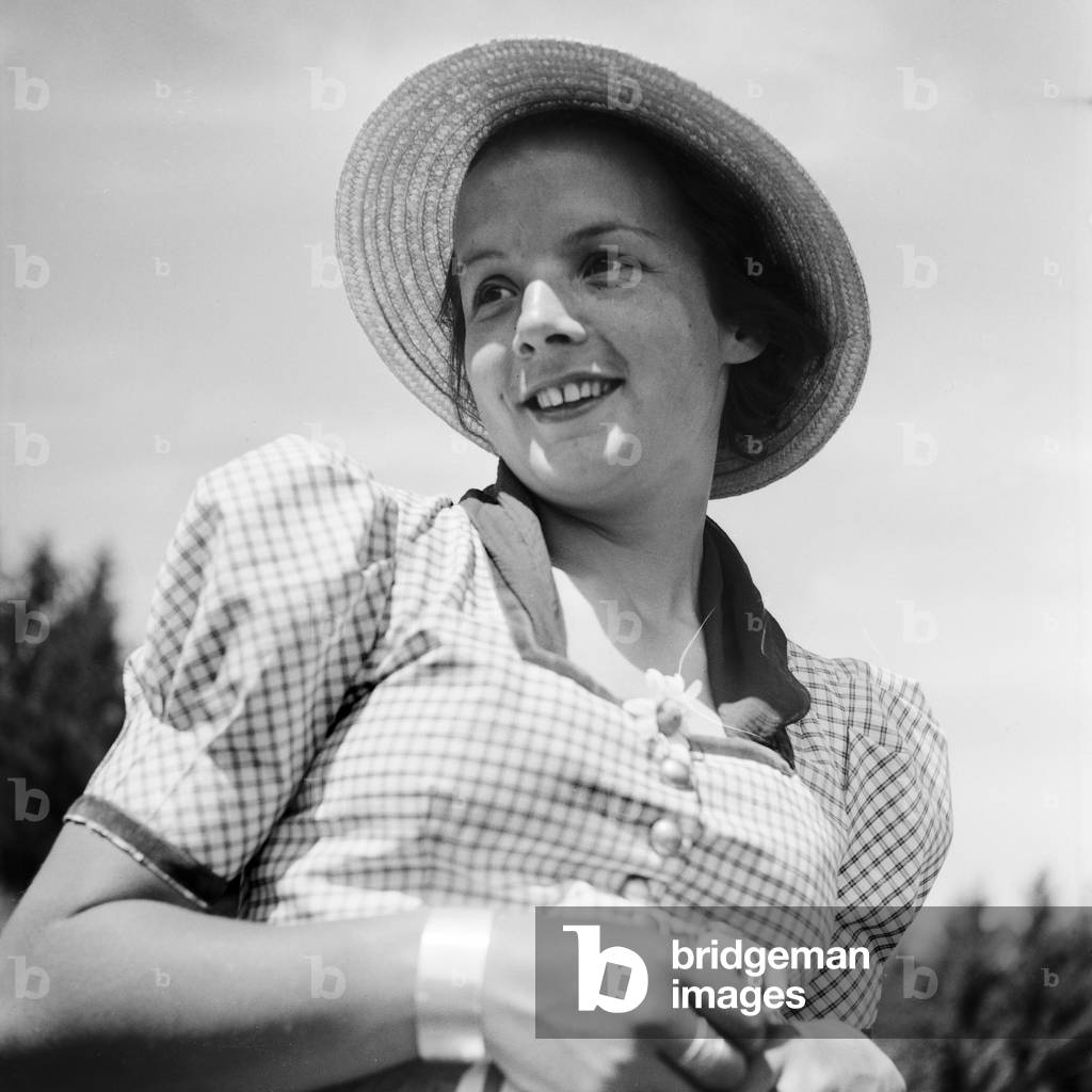 Young woman with a hat, Germany 1930s (b/w photo)