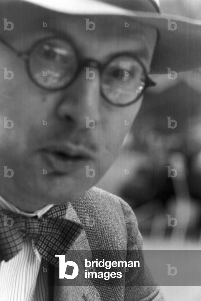 An afternoon spent with coffee and cakes in Karlsbad, Germany 1930s (b/w photo)