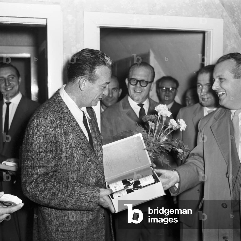 Dutch German show presenter and entertainer Lou van Burg getting wine as a present at Hamburg, Germany 1950s