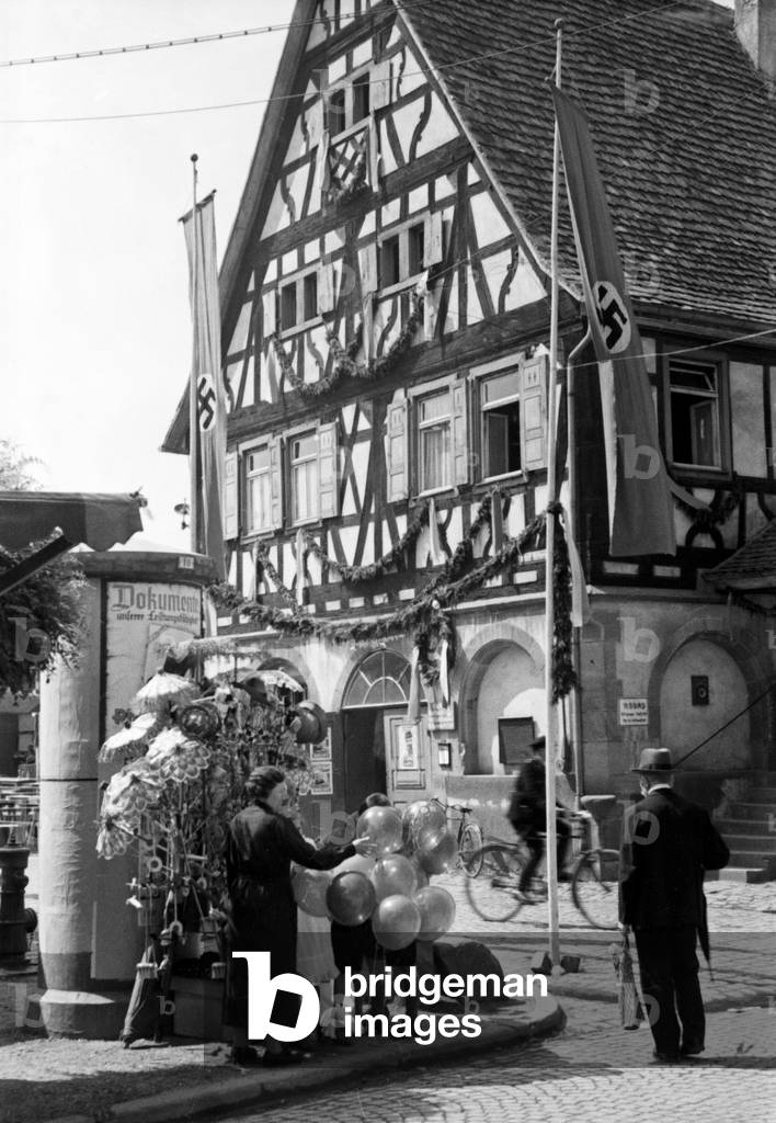 Balloons to be sold in front of the Schifferstadt city hall at the annual radish fair, Germany 1930s (b/w photo)
