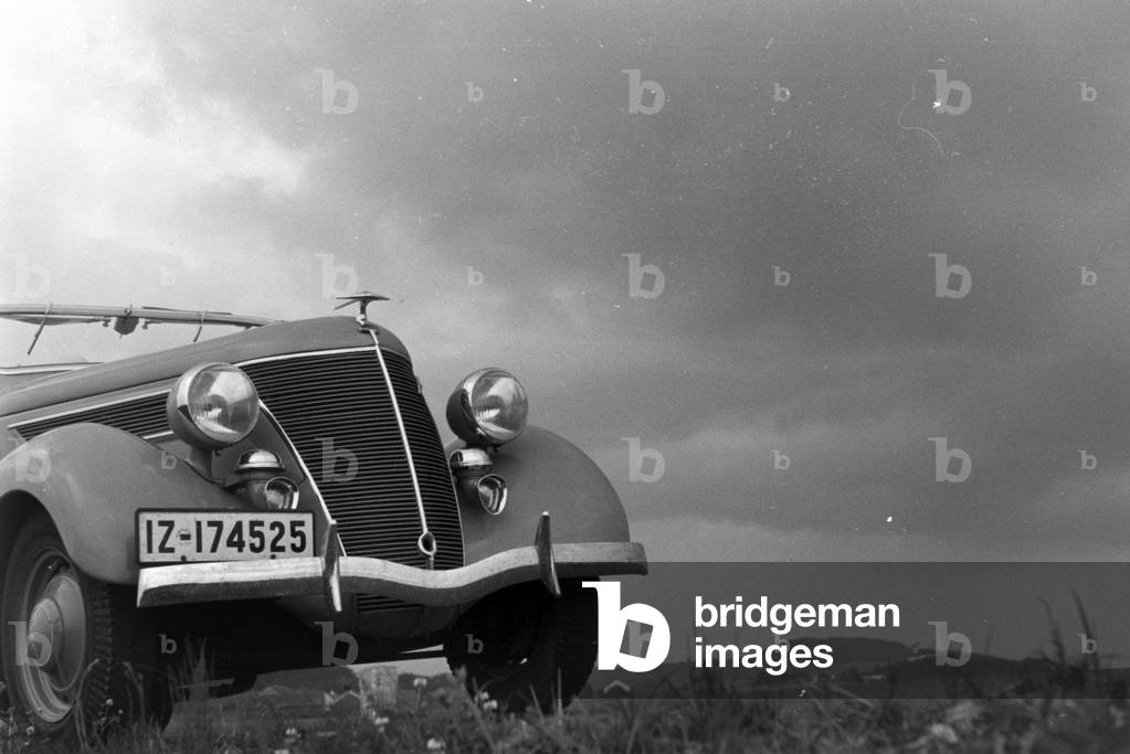 Face of the Ford V8 (b/w photo)