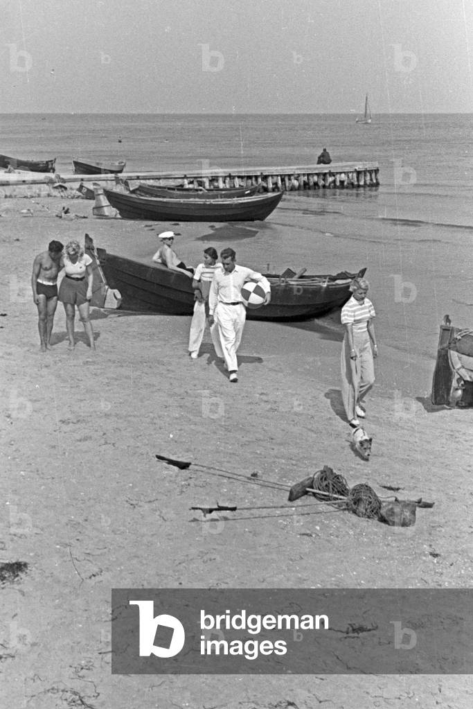 Holidaymakers on the beach at the Baltic Sea, Germany 1930s (b/w photo)