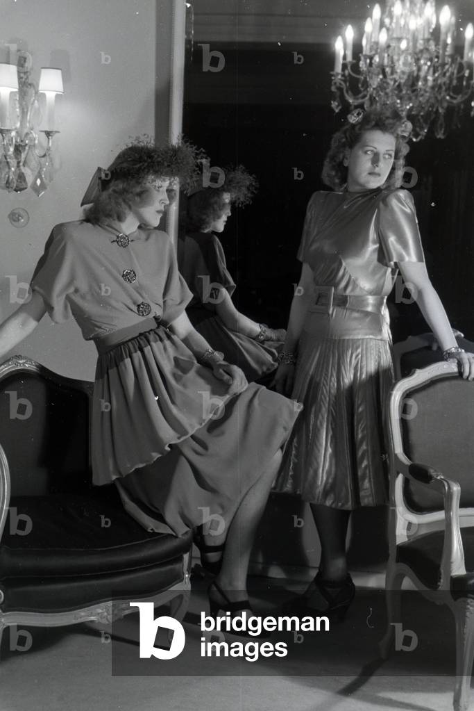 Two models trying dresses of fashion designer Annemaria Geise and Hilda Romatzki, Germany ca.1939 (b/w photo)