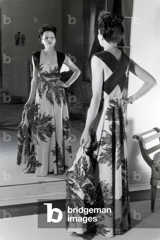 A model trying a dress of fashion designer Nina Carell and Heinz Schulze-Bibernell, Germany ca.1939 (b/w photo)
