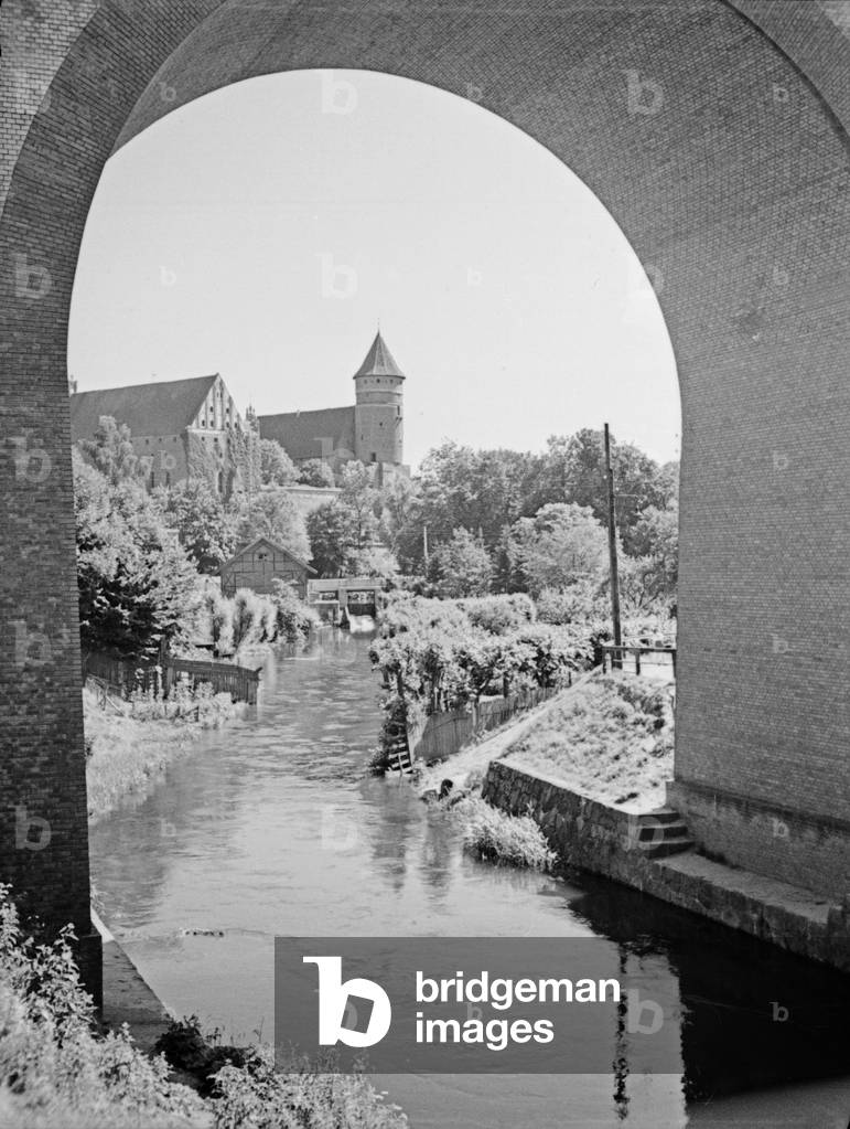 View to the river Alle and the castle of Allenstein, East Prussia, 1930s (b/w photo)