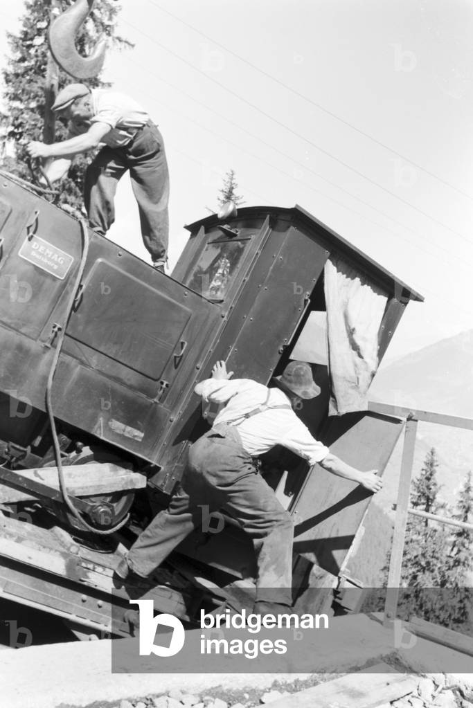 A village developing at the Piz Buin, Germany 1930s (b/w photo)