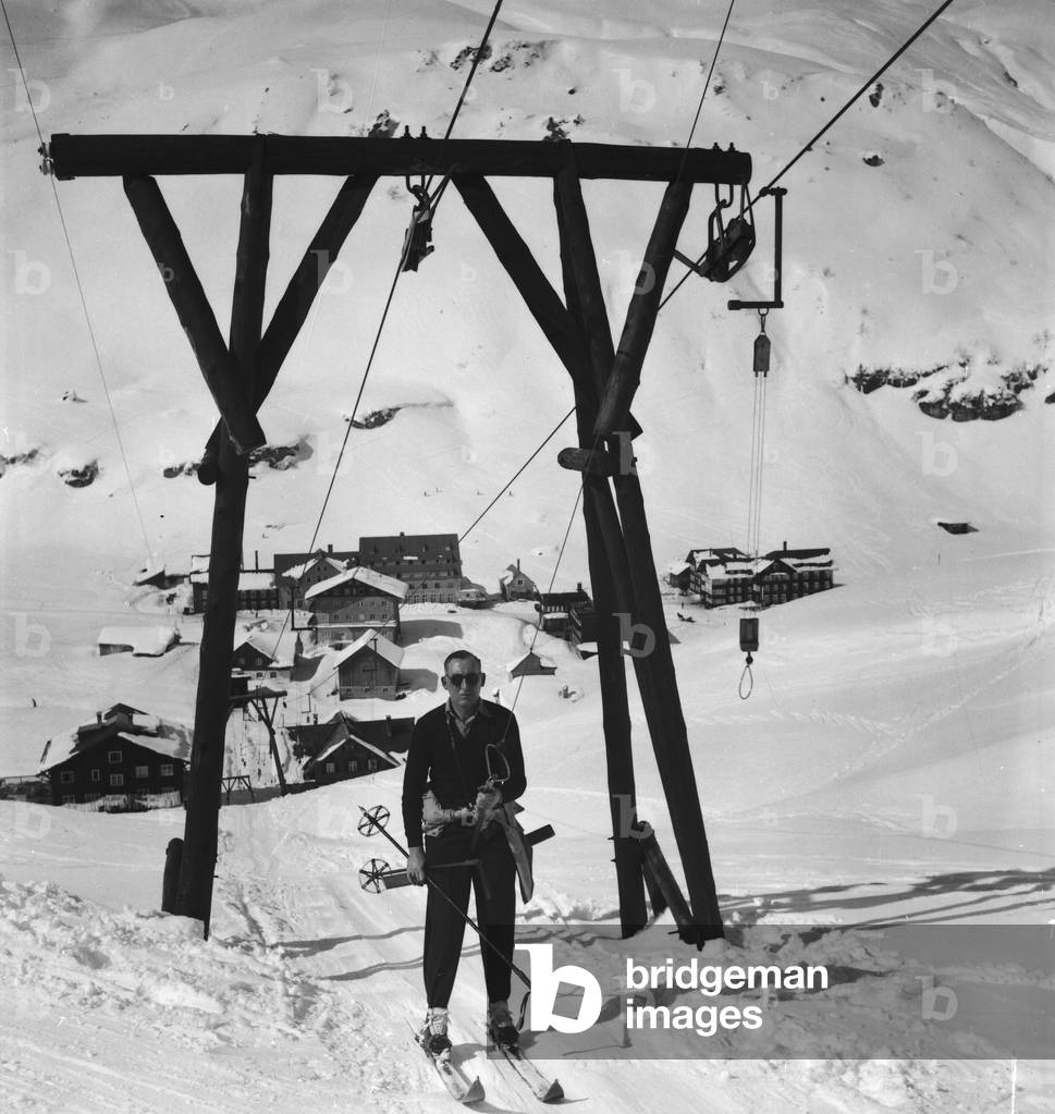 Winter vacation at the Arlberg area, Austria 1930s (b/w photo)