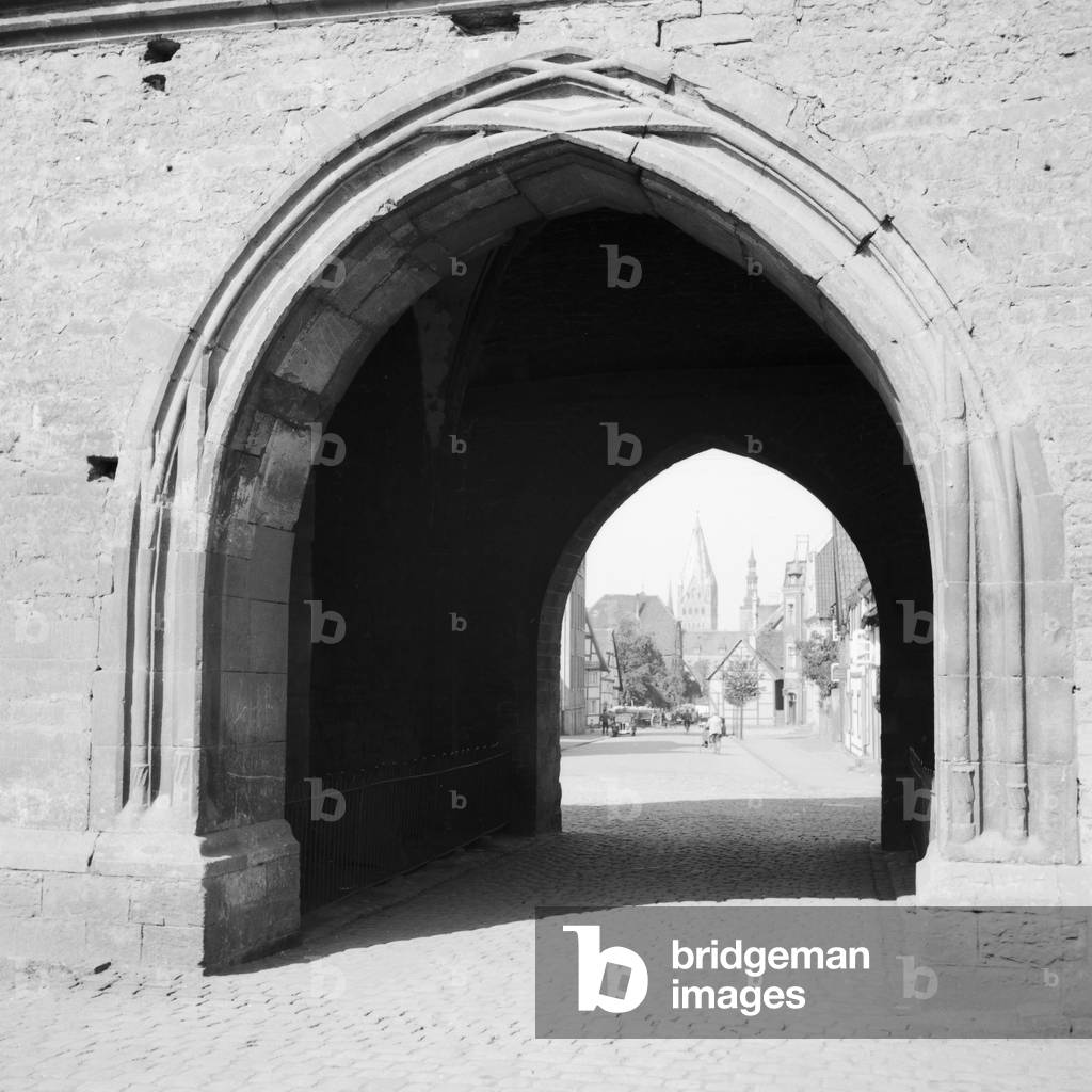 View through Osthofentor city gate at Soest in Westfalia, Germany 1930s (b/w photo)
