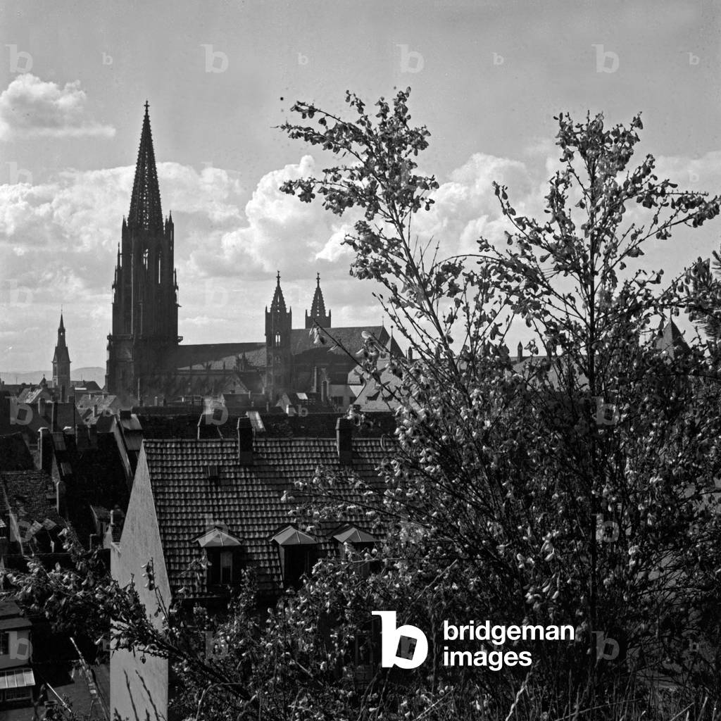 View to the Freiburg minster, Germany 1930s (b/w photo)