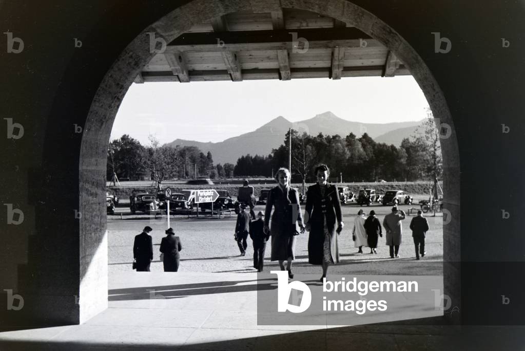Young women taking a stroll in front of the panoramic view of the Chiemgau Alps, Germany 1930s (b/w photo)