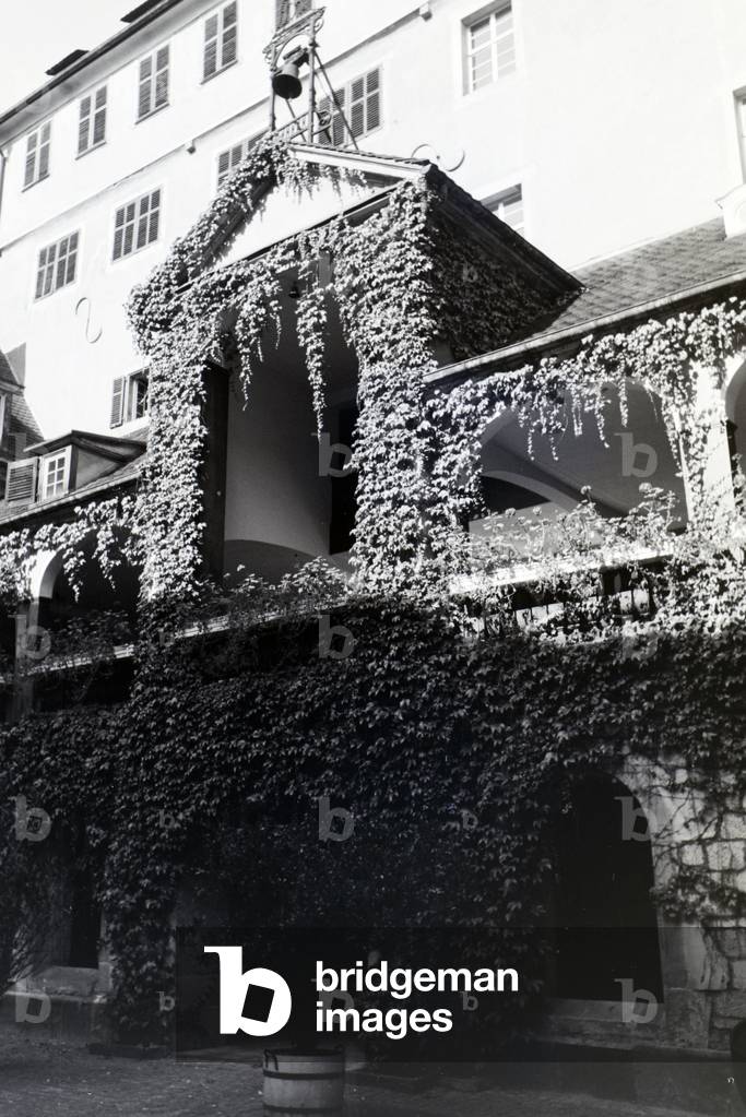The patio of the Protestant church foundation in Tübingen, founded for the education of Protestant clerics, Germany 1930s (b/w photo)