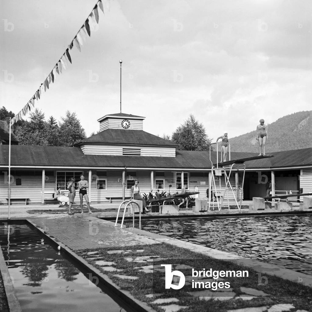 Guests at a public pool, Germany 1930s (b/w photo)