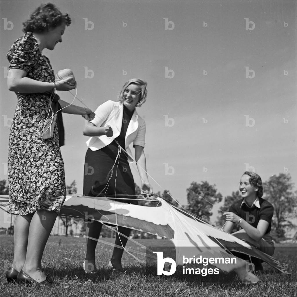 Three young women with a stunt kite, Germany 1930s (b/w photo)